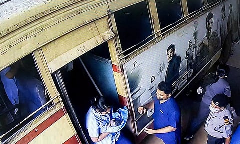 ஓடும் பேருந்தில் பிரசவம் - ஓட்டுநரின் சாமர்த்தியத்தால் தாயும், சேயும் நலம்