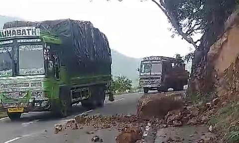 மலைப்பாதையில் மண் சரிவு- வாகன ஓட்டிகள் அவதி