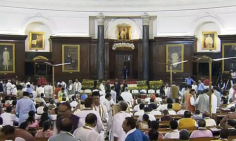 NDA-வின் புதிய எம்.பி.க்கள் கூட்டம் தொடங்கியது... ஆட்சி அமைக்க உரிமை கோருகிறார் மோடி