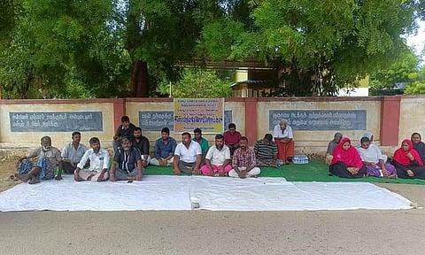 திருப்பூர் மாநகராட்சியுடன் இணைக்க எதிர்ப்பு- பொதுமக்கள் தர்ணா போராட்டம்