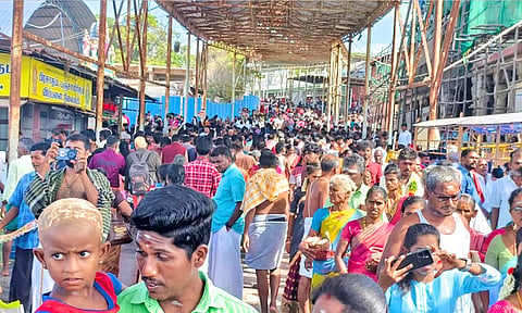 தொடர் விடுமுறை: திருச்செந்தூரில் அலைமோதிய பக்தர்கள் கூட்டம்