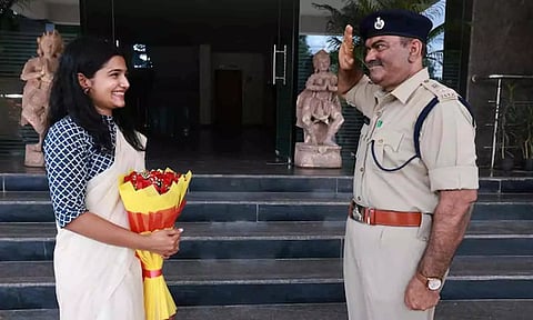 'தந்தையர் தினம்': ஐஏஎஸ் அதிகாரியான மகளுக்கு சல்யூட் அடித்து மரியாதை செலுத்திய எஸ்.பி