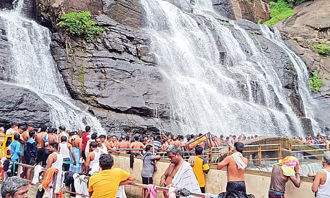 குளு குளு சீசன் காரணமாக குற்றாலத்தில் அலைமோதும் சுற்றுலா பயணிகள் கூட்டம்