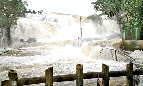 குமரியில் கனமழை: திற்பரப்பு அருவியில் குளிக்க தடை நீடிப்பு