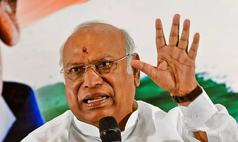 'அமலுக்கு வந்தது புல்டோசர் சட்டங்கள்.. 146 எம்.பிக்களை சஸ்பெண்ட் செய்து நிறைவேற்றியது' - கார்கே