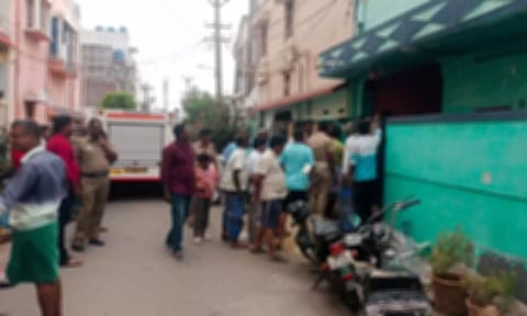'சீமானை பார்க்க வேண்டும்' - குடும்பத்தினரை வீட்டில் அடைத்து தற்கொலை மிரட்டல்