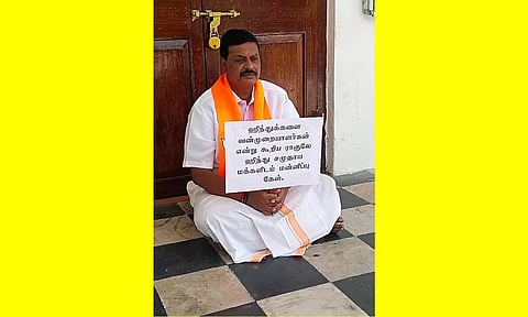 ராகுல் காந்தி மன்னிப்பு கேட்க கோரி புதுச்சேரியில் பா.ஜ.க. எம்.எல்.ஏ. தர்ணா