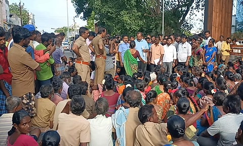 தூத்துக்குடியில் மாநகராட்சி அலுவலகத்தை முற்றுகையிட்ட தூய்மை பணியாளர்கள்