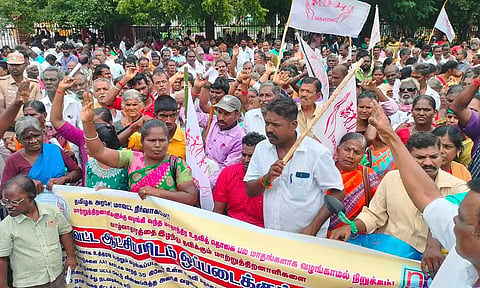 உதவித்தொகை கோரி சேலம் கலெக்டர் அலுவலகத்தில் மாற்றுத்திறனாளிகள் போராட்டம்