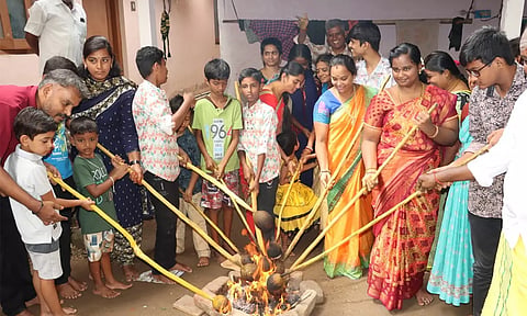 சேலத்தில் நடைபெற்ற தேங்காய் சுடும் விழா: எதற்கு தெரியுமா?