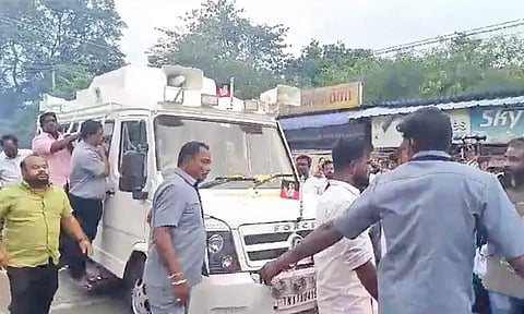 அ.தி.மு.க. கொடியுடன் தென்காசி மாவட்டத்தில் சுற்றுப்பயணம் செய்யும் சசிக்கலா