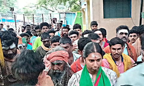 ஆடி மாத பிரதோஷம், பவுர்ணமியை முன்னிட்டு சதுரகிரியில் பக்தர்கள் குவிந்தனர்