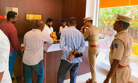 ஓட்டல், லாட்ஜ்களில் போலீசார் அதிரடி சோதனை- தமிழக ரவுடிகள் பதுங்கலா?
