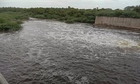 கனமழை எதிரொலி- சென்னிமலை நொய்யல் ஆற்றில் வெள்ளப்பெருக்கு