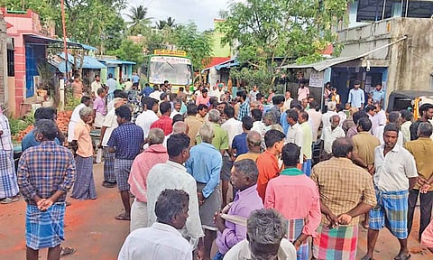 வீடுகளின் மீது கற்களை வீசியவர்களை கைது செய்யக்கோரி பொதுமக்கள் சாலை மறியல்