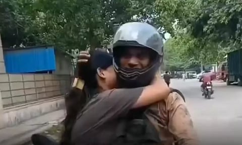 10 ஆண்டு போராட்டம்.. டீ விற்கும் தந்தை.. சிஏ தேர்வில் தேர்ச்சி பெற்ற மகள் - வீடியோ வைரல்