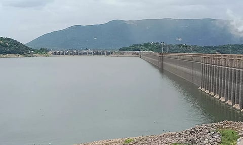  மேட்டூர் அணை நீர்மட்டம் உயர்ந்து வரும் காட்சி.