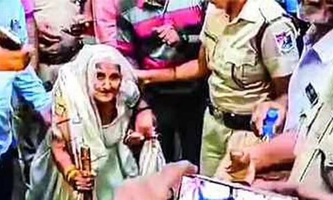 வழி தவறி சென்ற 90 வயது மூதாட்டி: உறவினரிடம் ஒப்படைத்த தொழிலதிபர்