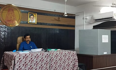 காஞ்சிபுரம் மேயர் பதவி தப்பியது: கவுன்சிலர்கள் கூட்டத்தில் பங்கேற்கவில்லை