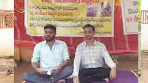 மகள்களை கணவர்களின் வீட்டிற்கு அனுப்ப மறுப்பு- மருமகன்கள் கலெக்டர் அலுவலகம் முன்பு போராட்டம்