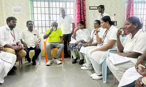 மகப்பேறு இறப்பு இல்லாத ஆரம்ப சுகாதார நிலைய ஊழியர்களுக்கு தேநீர் விருந்து- அமைச்சர் நேரில் பாராட்டு