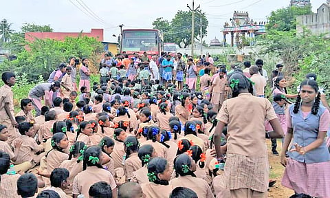 பொன்னேரி அருகே அரசு பள்ளி மாணவ-மாணவிகள் சாலை மறியல்