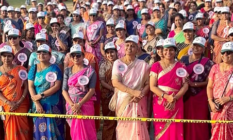 பெசன்ட் நகரில் இன்று சேலை கட்டிக் கொண்டு மாரத்தான் ஓடிய பெண்கள்