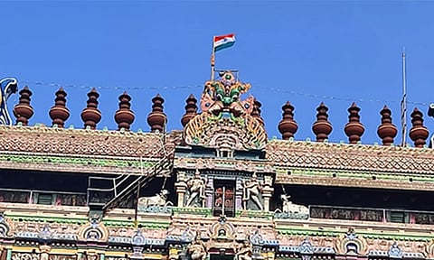 சிதம்பரம் நடராஜர் கோவில் ராஜகோபுரத்தில் ஏற்றப்பட்ட தேசிய கொடி