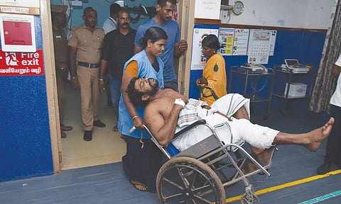 துப்பாக்கியால் சுட்டதில் காயம் அடைந்த ரவுடி செல்வம் சிகிச்சைக்காக ஆஸ்பத்திரிக்கு கொண்டு செல்லப்பட்ட காட்சி.