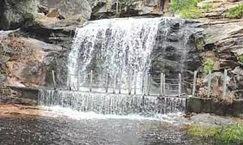 பஞ்சலிங்க அருவியில் சுற்றுலா பயணிகள் குளிக்க தடை