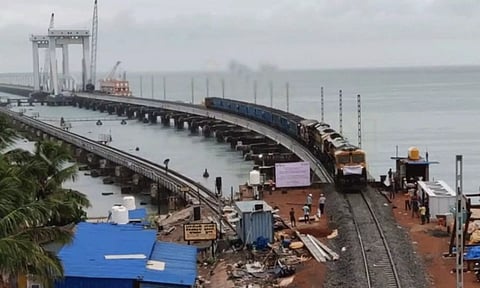 பாம்பன் புதிய ரெயில் பாலத்தில் ரெயிலை இயக்கி சோதனை ஓட்டம்
