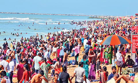 வார விடுமுறையை முன்னிட்டு திருச்செந்தூரில் குவிந்த பக்தர்கள்