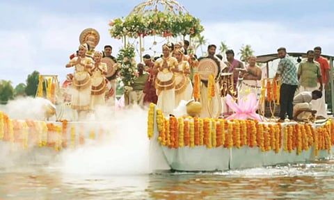 கேரள பாரம்பரிய முறைப்படி மணமக்கள் படகு மூலம் திருமண மேடைக்கு அழைத்து வரப்பட்ட போது எடுத்தபடம்.