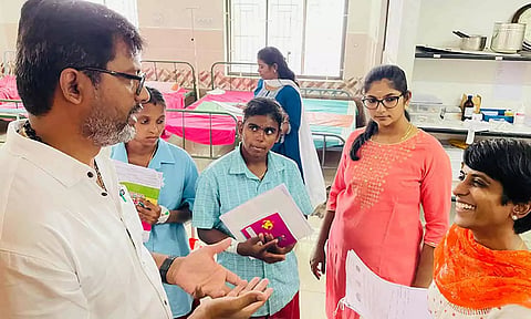 மருத்துவ அலுவலர் மருத்துவக் குழுவினருக்கு ஆலோசனை வழங்கிய போது எடுத்த படம்.