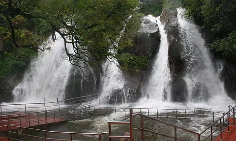 மேற்கு தொடர்ச்சி மலைப்பகுதியில் மழை: குற்றாலம் மெயினருவி, ஐந்தருவியில் குளிக்க தடை