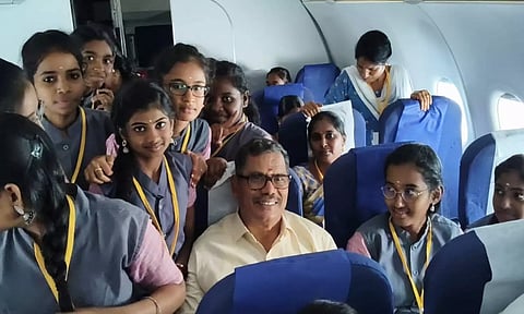 கோவையில் இருந்து சென்னைக்கு விமானத்தில் பறந்த அரசு பள்ளி மாணவிகள்