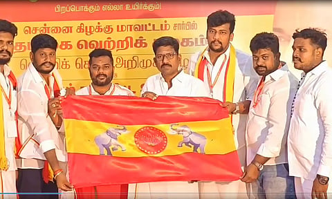 1000 பேருக்கு கட்சிக் கொடி, சிக்கன் பிரியாணி- கவனம் ஈர்த்த விஜய் ரசிகர்கள்