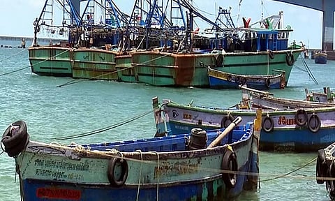 தமிழக மீனவர்கள் 4 பேரை சிறைபிடித்த இலங்கை கடற்படை