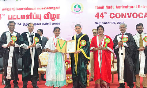 கோவை வேளாண் பல்கலைக்கழக மாணவ-மாணவிகளுக்கு பட்டம் வழங்கிய கவர்னர்