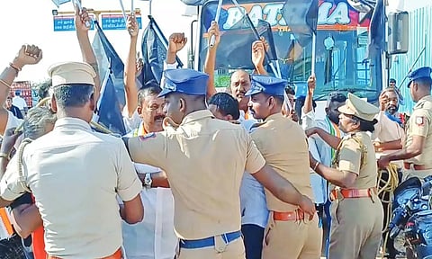கவர்னர் வருகைக்கு எதிர்ப்பு: கருப்பு கொடி காட்டி காங்கிரசார் போராட்டம்