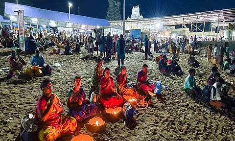 பவுர்ணமியை முன்னிட்டு திருச்செந்தூரில் அகல் விளக்கு ஏற்றி வழிபட்ட பக்தர்கள்