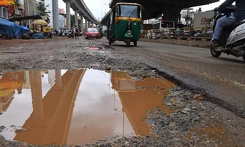 சாலையில் இருந்த பெரிய பள்ளத்தால் விபத்து: கோமாவில் மனைவி... போலீஸ் பிடியில் கணவர்