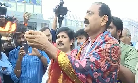 சந்திரபாபு நாயுடுவின் நாக்கை சுத்தம் செய்ய வேண்டும் என விமர்சித்த முன்னாள் திருப்பதி தேவஸ்தான தலைவர் மீது வழக்குப்பதிவு