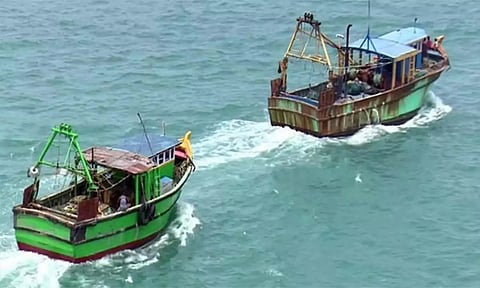 நடுக்கடலில் இருதரப்பு மீனவர்கள் மோதல்
