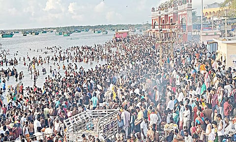 மகாளய அமாவாசை: ராமேசுவரம் அக்னி தீர்த்தக்கடலில் புனித நீராடிய பக்தர்கள்