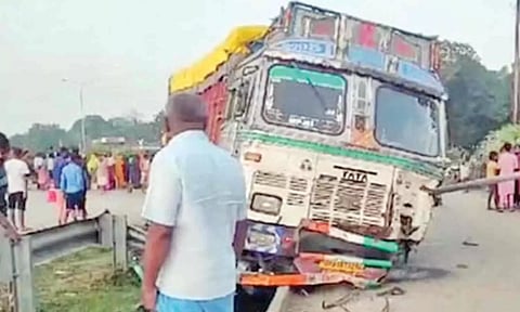 லாரி-டிராக்டர் மோதி 10 தொழிலாளர்கள் பலி
