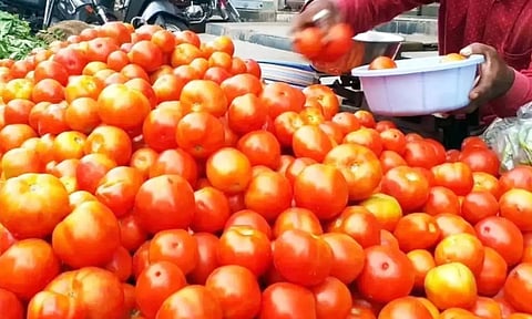 வரத்து குறைவால் தக்காளி விலை ரூ.110 ஆக அதிகரிப்பு: இல்லத்தரசிகள் அதிர்ச்சி