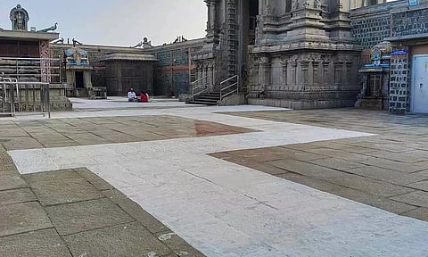 சென்னிமலை முருகன் கோவிலில் வெயில் தாக்கத்தை குறைக்க அடர் வெள்ளை 'வர்ணம்'