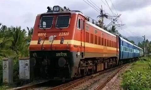 தென் மாவட்டங்களுக்கு 44 சிறப்பு ரெயில்கள்- தென்னக ரெயில்வே அறிவிப்பு