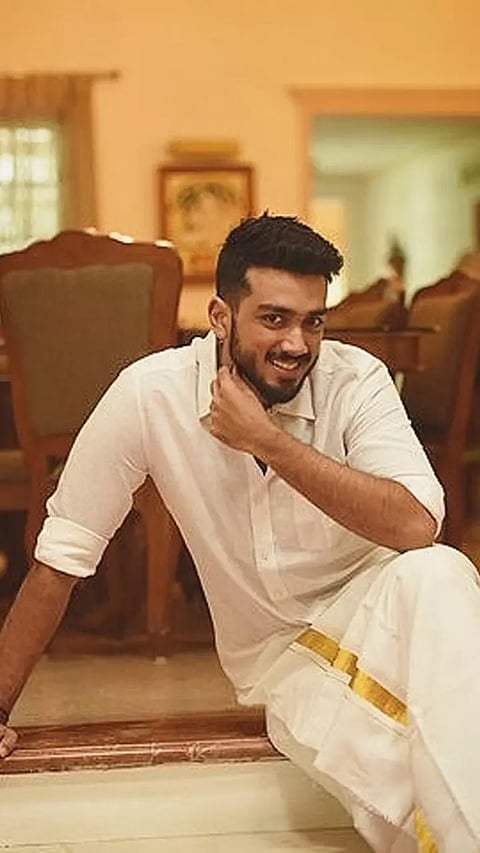 காளிதாஸ் ஜெயராமின் திருமண பத்திரிக்கையை முதல்வர் ஸ்டாலினுக்கு வழங்கிய ஜெயராம்